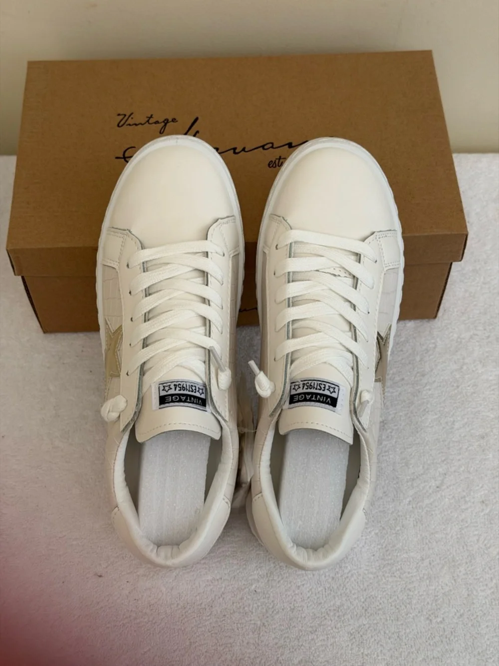 Vintage Havana Women’s Carla Off White Croc Pattern‎ Sneakers size 8
